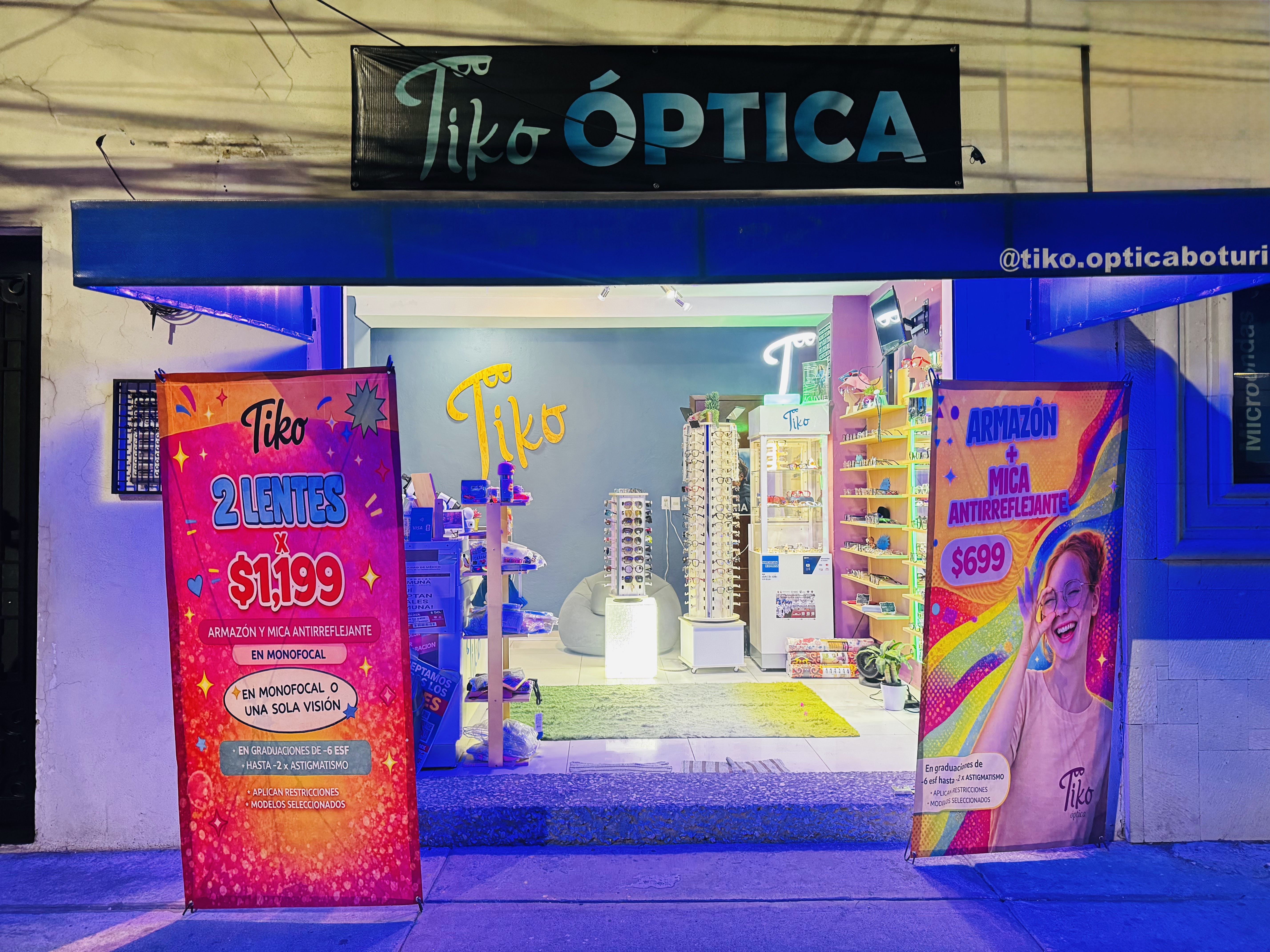 Interior cálido de la óptica en la Cdmx