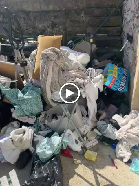 Benne remplie de gravats et de béton dans l'Hérault
