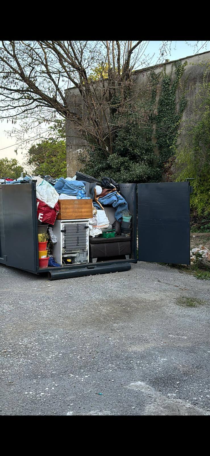 Benne de location posée sur un chantier à Montpellier