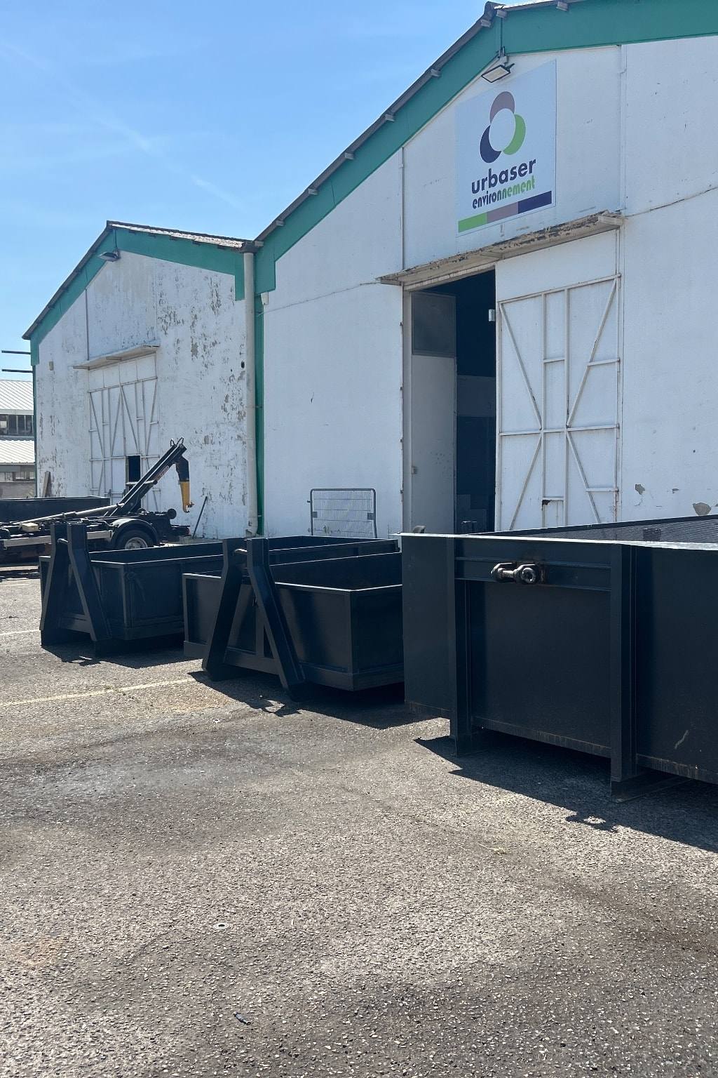 Benne de location positionnée chez un client à Mauguio