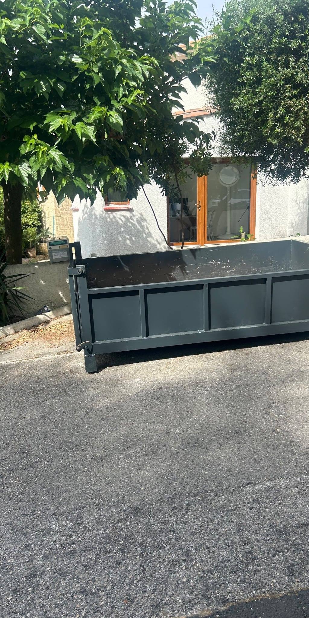 Benne Le Roy Rose-Marie posée sur un chantier de l'Hérault