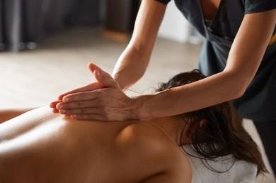 Salle de massage spacieuse et apaisante