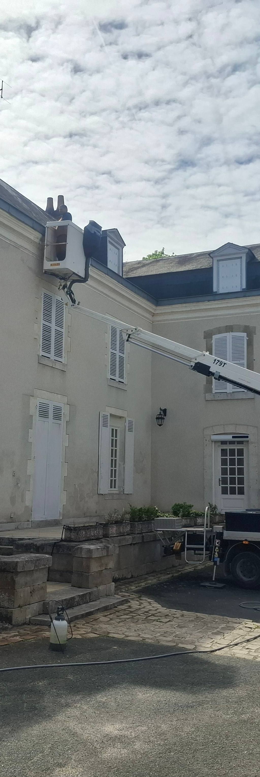 Couvreur NOËL R. au travail sur une toiture dans le Loiret