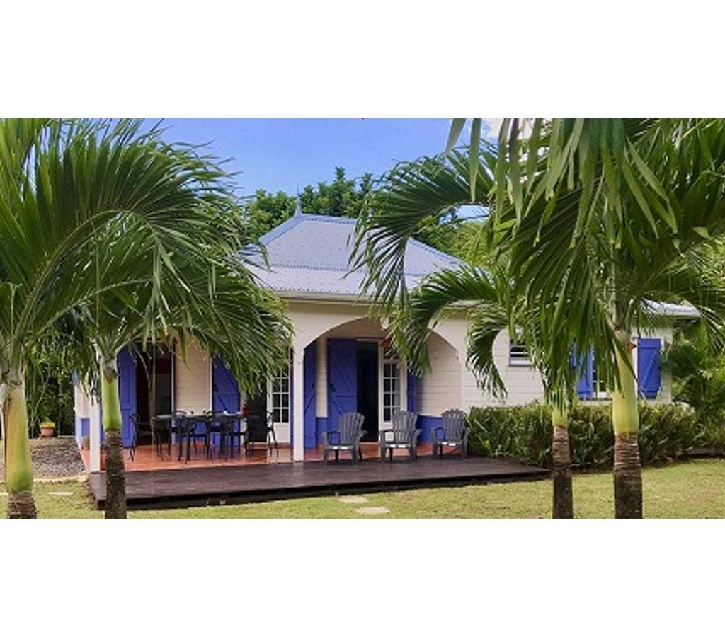 Façade et jardin de la Villa Pakala au Diamant
