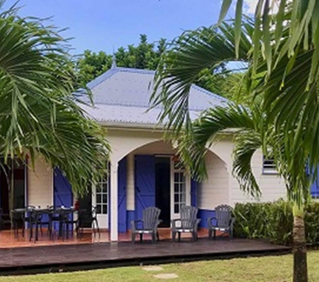 Salon lumineux de la Villa Pakala en Martinique