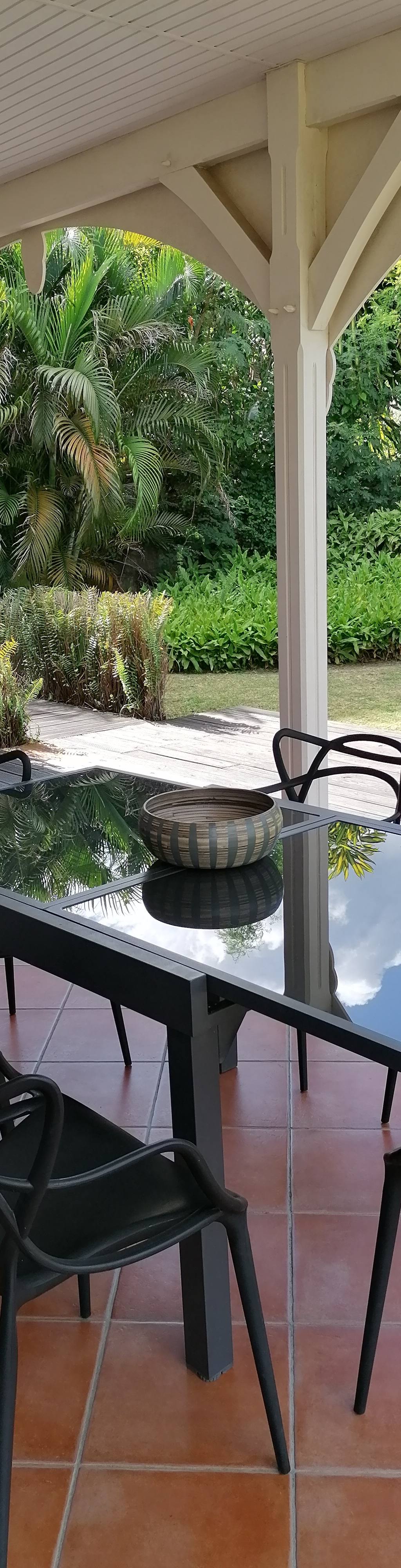 Vue d'ensemble de la Villa Pakala et de sa piscine au Diamant