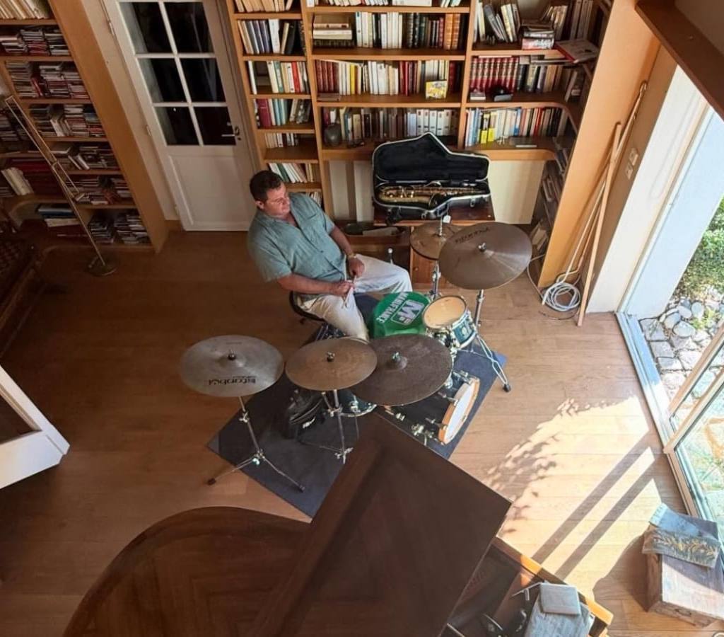 Sylvain Ghio, professeur de batterie à La Valette-du-Var, à son instrument