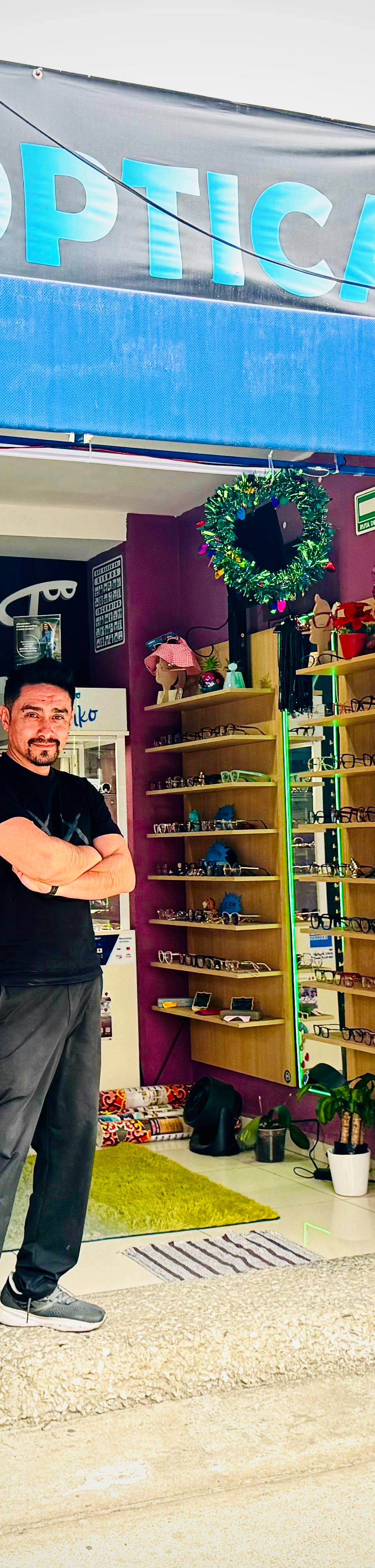 Detalle de lentes y armazones en exhibición